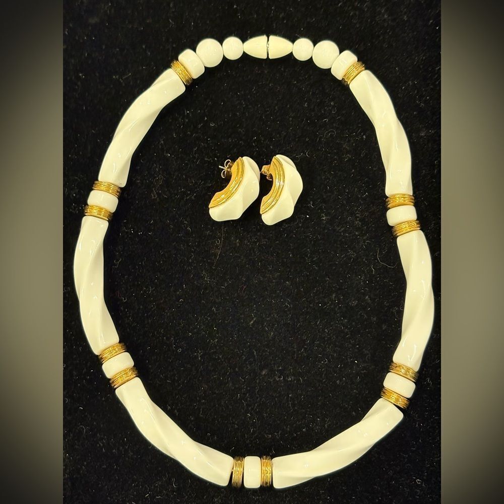 VTG Avon White Lucite Twist Bead Choker Style Necklace with Matching Earrings